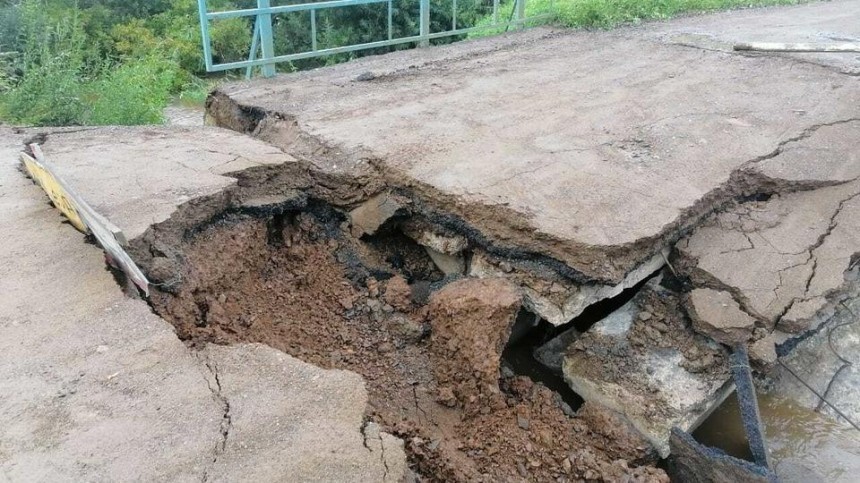 Мост обрушился в результате дождей в Приморье — фото
