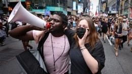 Автомобиль протаранил толпу протестующих в центре Нью-Йорка — видео