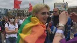 Дочь Михаила Ефремова посетила митинг в Минске с «радужным» флагом