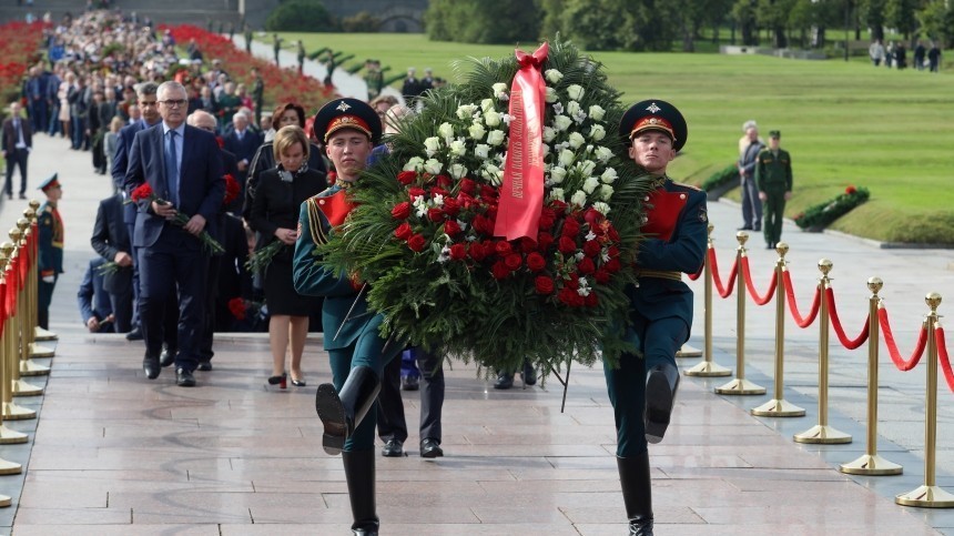 Прямая трансляция церемонии возложения цветов на Пискаревском кладбище в Петербурге