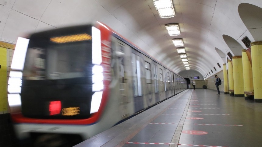 Упавший на рельсы пассажир парализовал движение в московском метро