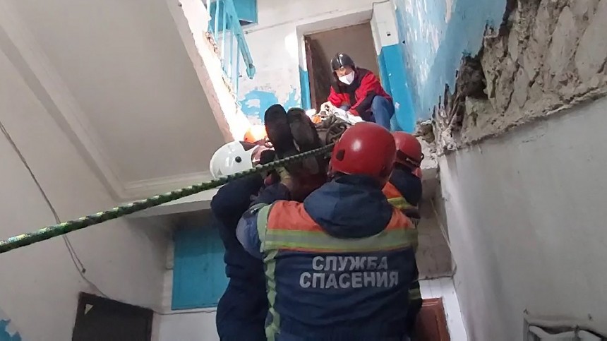 Двое пострадали при обрушении потолка во время ремонта квартиры в Москве