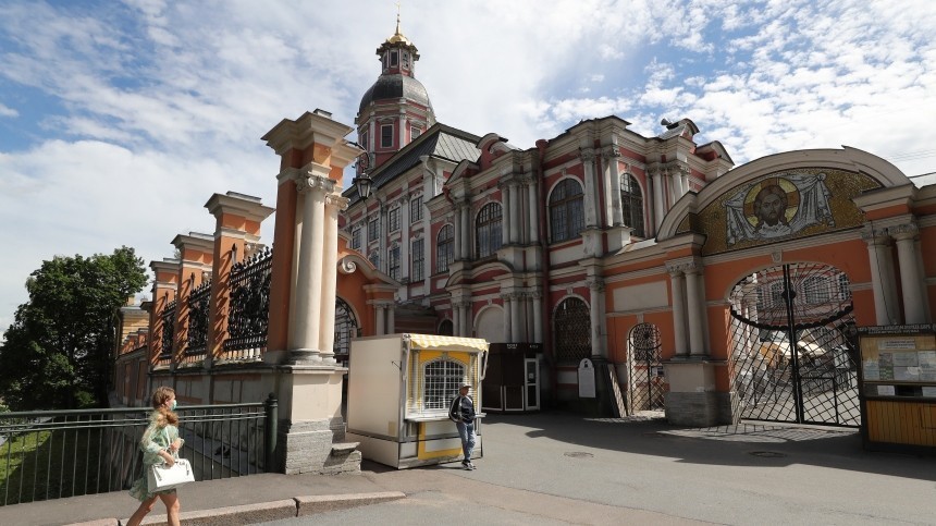 Зачем мужчина с ножом залез на крышу здания в Александро-Невской лавре?