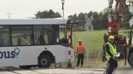Видео с места столкновения школьного автобуса с поездом в Новой Зеландии