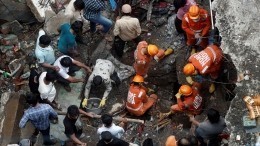 20 человек, в том числе девять детей, погибли при обрушении жилого дома в Индии