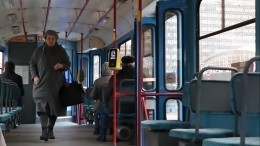 Видео: Трамвай с пассажирами вспыхнул на ходу в Казани