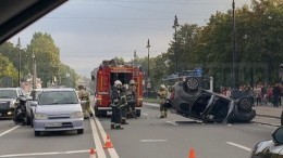 Видео: Иномарка перевернулась после ДТП в центре Петербурга