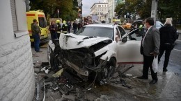 Подруга рэпера Эллеея, пострадавшая в громком ДТП в Москве, станцевала в полицейской форме