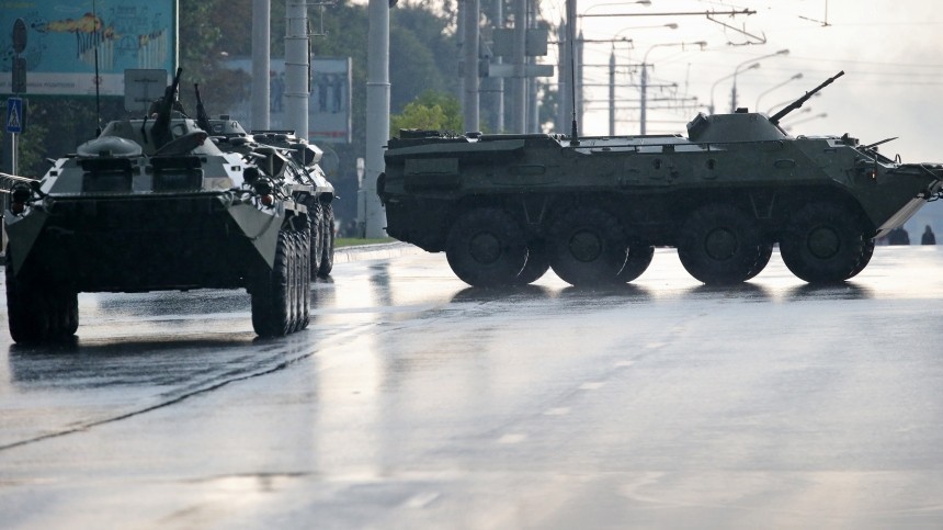 БТР и военную технику стянули к Дворцу независимости в Минске