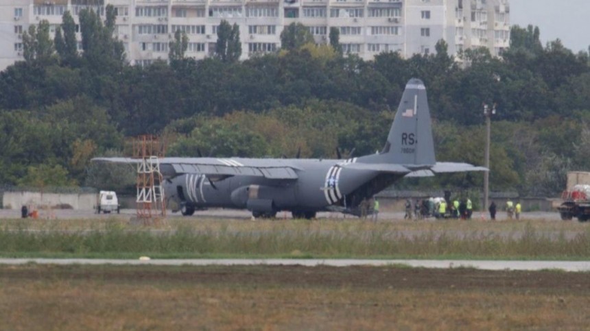 Отказал двигатель: самолет ВВС США C-130 Hercules экстренно сел в Одессе