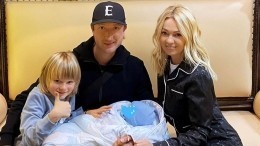 «Лапку дал мне»: Рудковская опубликовала видео с новорожденным сыном