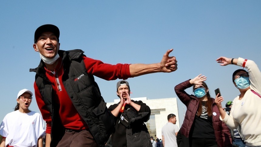Митингующие в Бишкеке захватили мэрию