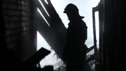 Видео: Жилой дом загорелся ночью в Магнитогорске