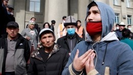 В столице Киргизии на площади во время митинга слышны выстрелы и взрывы