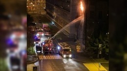 Видео: Пламя охватило историческое здание в центре Петербурга