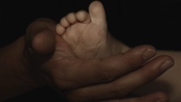 Смерть второго за неделю «суррогатного» младенца: где и как содержат таких детей