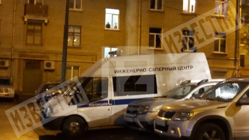После задержания двоих в доме на западе Москвы работают саперы