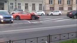 Момент столкновения Porsche и внедорожника в Петербурге попал на видео