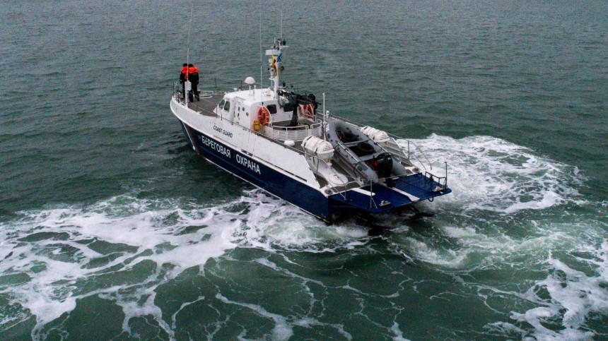 Троих человек ищут после крушения маломерного судна в Баренцевом море