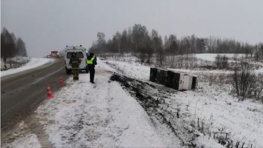 Рейсовый автобус в Кемеровской области перевернулся и улетел в кювет