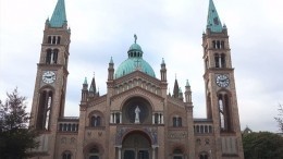 Около 50 человек в Вене разгромили католическую церковь