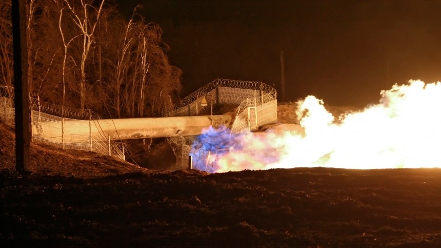 Магистральный газопровод загорелся в ЯНАО