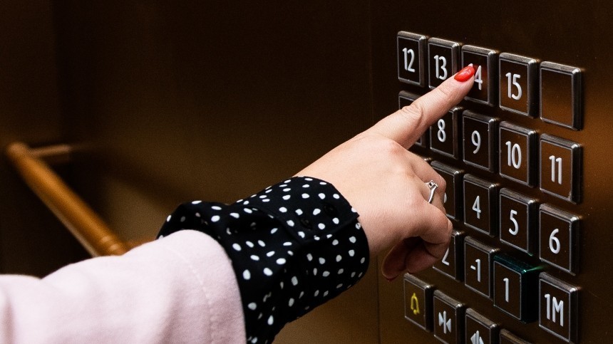 В Роспотребнадзоре предупредили о риске заражения коронавирусом в лифте