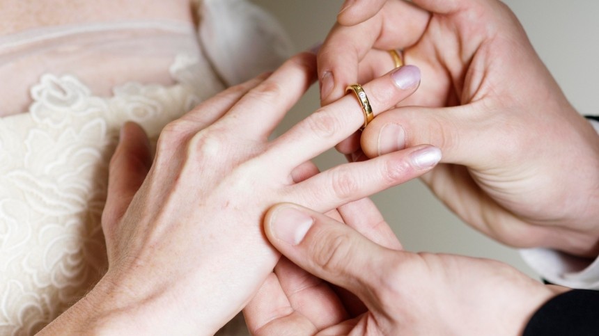 Пора жениться: в России могут ввести «семейное» налогообложение