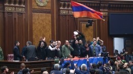 Так и не найдя Пашиняна протестующие к утру освободили парламент Армении