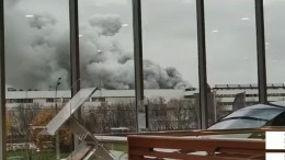 Рухнул охваченный пламенем склад в Москве — видео