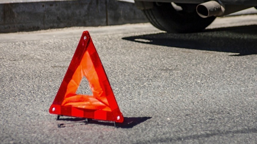 Бетонная плита упала на автомобиль на Рублевском шоссе в Москве