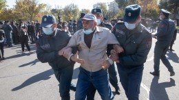 Митинг оппозиции проходит в Ереване, начались задержания — видео