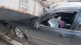 Видео из салона авто в момент обрушения на машину бетонной плиты
