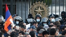 Протесты и ультиматумы: Пашиняну приходится прятаться от митингующих?