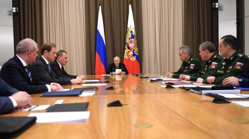 «Меня боитесь?» — Путин пошутил о рассадке участников совещания с военными