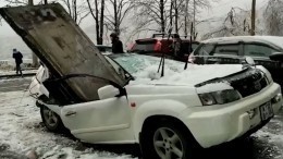 Момент падения бетонной плиты на внедорожник во Владивостоке попал на видео