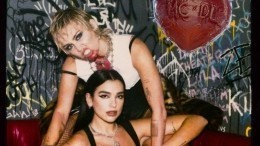 Много крови и секса: Майли Сайрус и Дуа Липа выпустили совместный клип