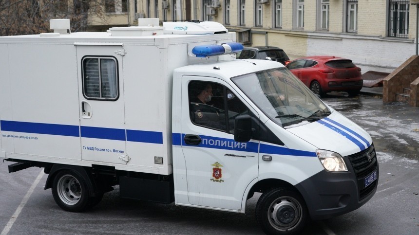 Сотрудников полиции эвакуируют из здания управления на северо-западе Москвы