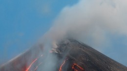 Вулкан Левотоло неожиданно проснулся в Индонезии — видео