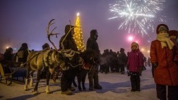 С фейерверком и Чысхааном: первые новогодние елки официально зажгли в Якутии