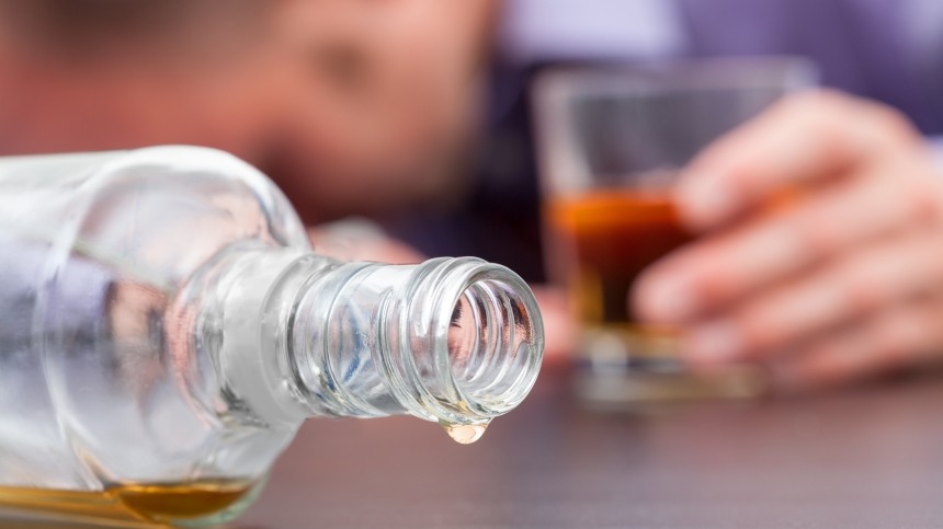 Ученые назвали три самых опасных возраста человека для употребления алкоголя