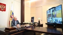 Владимир Путин поздравил волонтеров с праздником, не отвлекая от работы