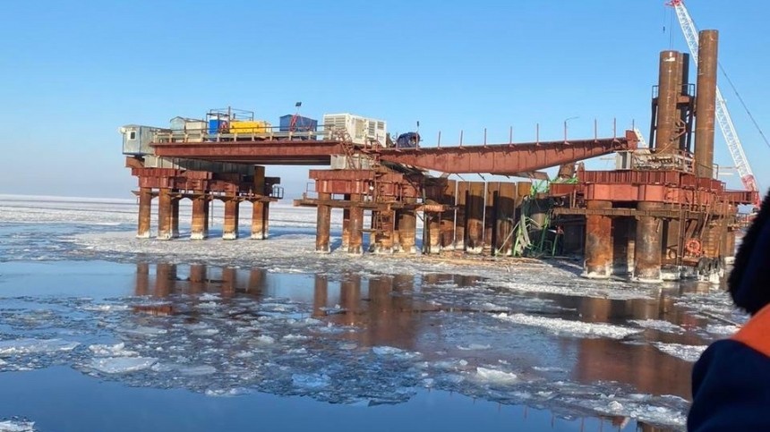 Двое погибли, трое пострадали в результате падения крана в Волгу под Самарой