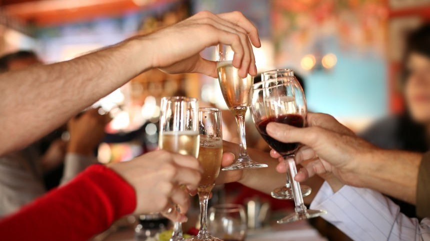 Почему в Новый год россиянам стоит отказаться от алкоголя? — объясняют наркологи