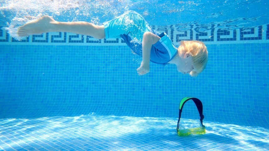По меньшей мере 13 детей отравились хлором после посещения бассейна в Астрахани