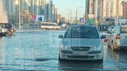 Фонтан холодной воды забил на парковке в одном из районов Петербурга — видео