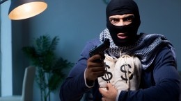 Почти полмиллиона вынес грабитель из банка в Петербурге — видео