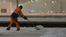 Момент нападения охранника на дворников в Москве попал на видео