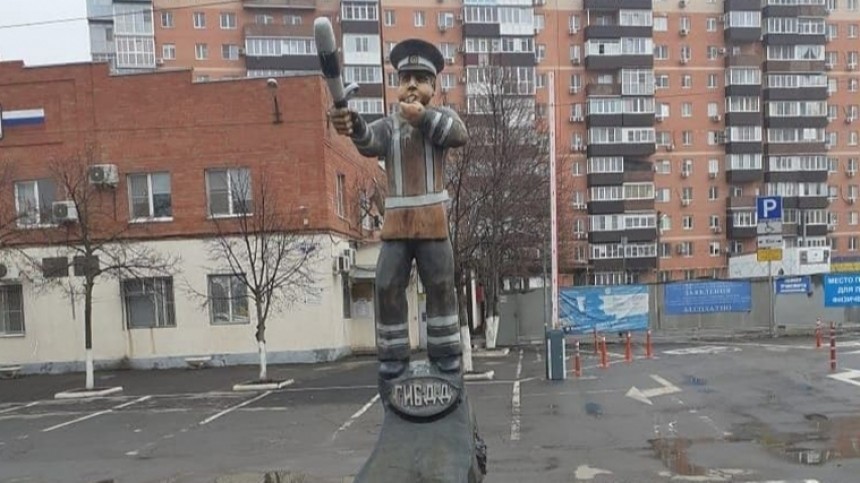 «Щеки сильно надуты»: памятник гаишнику из Азова высмеяли в сети