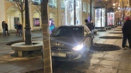 Автомобиль в центре Петербурга вылетел на полный людей тротуар — видео